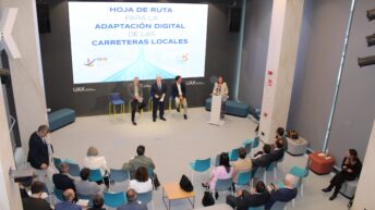 Elena de la Peña, Subdirectora General Técnica de la Asociación Española de la Carretera (AEC), presenta la jornada. Junto a ella. De izda. a dech.: Juan Francisco Lazcano, Presidente de la AEC; Valentín Aceña, Gerente de Servicios de Infraestructuras Viarias y Movilidad de la Diputación de Barcelona (Presidencia del Foro de Gestores de Carreteras de Diputaciones Provinciales, Cabildos y Consells); y Ángel Luis Couceiro, Director de la Escuela Politécnica de Universidad Alfonso X el Sabio (UAX); sede donde tuvo lugar la presentación.